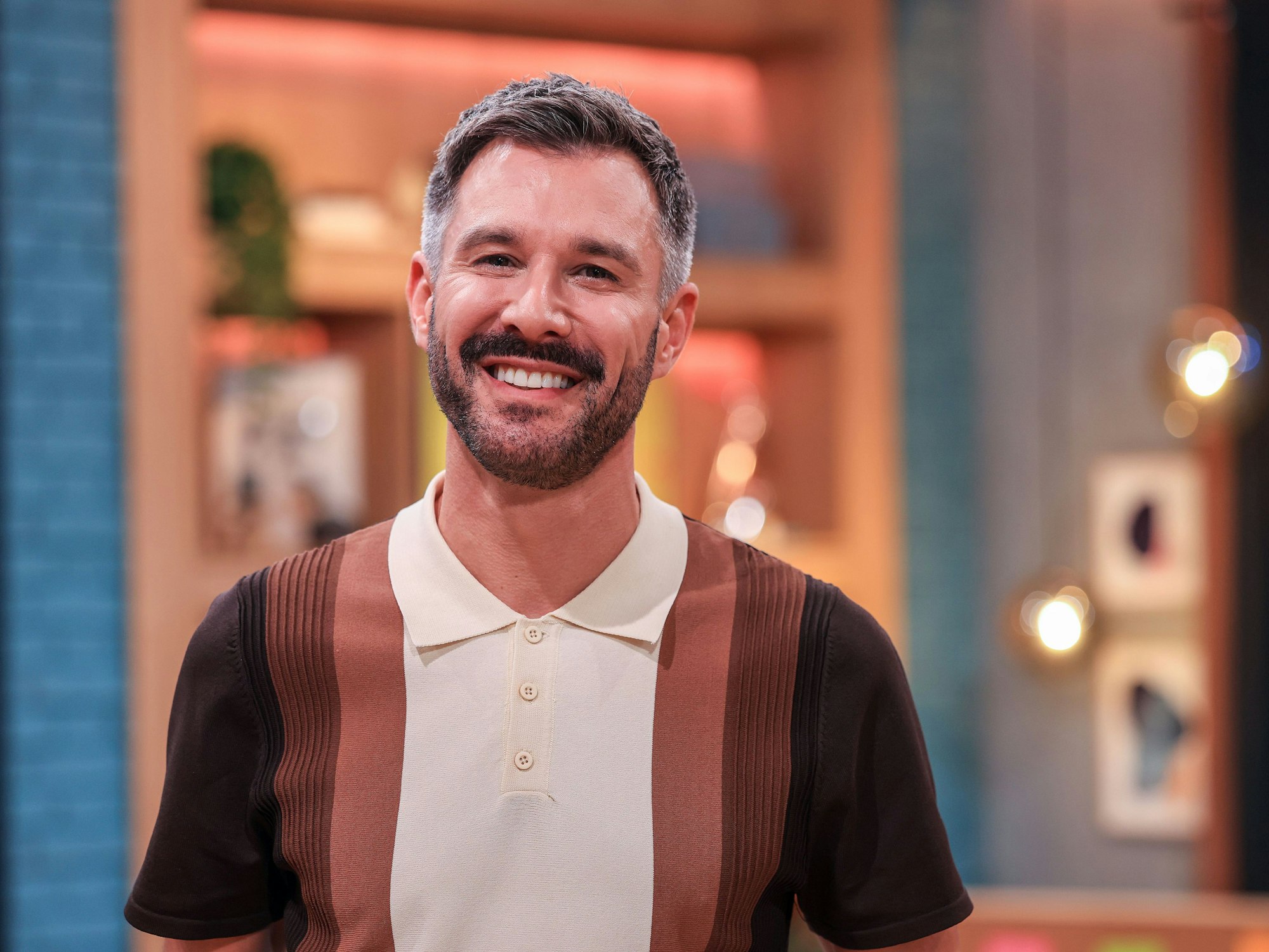 Jochen Schropp im Studio der TV-Sendung „Volles Haus“, hier im Februar 2023 in Hürth.