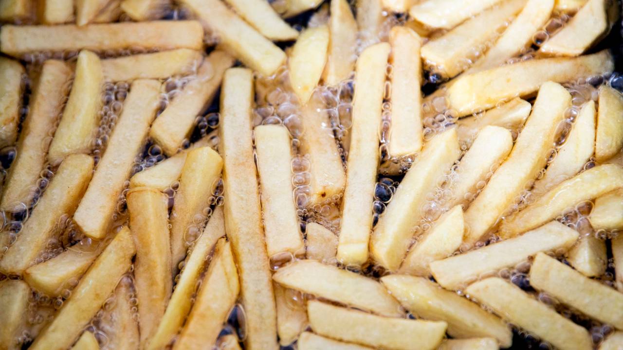 Pommes brutzeln in einer Fritteuse, hier im Juni 2020.