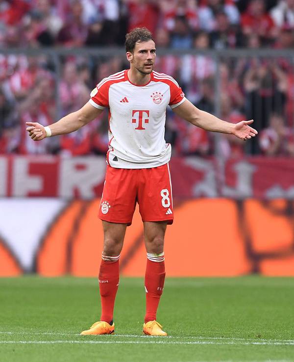 Leon Goretzka vom FC Bayern beschwert sich bei Schiedsrichter Deniz Aytekin.