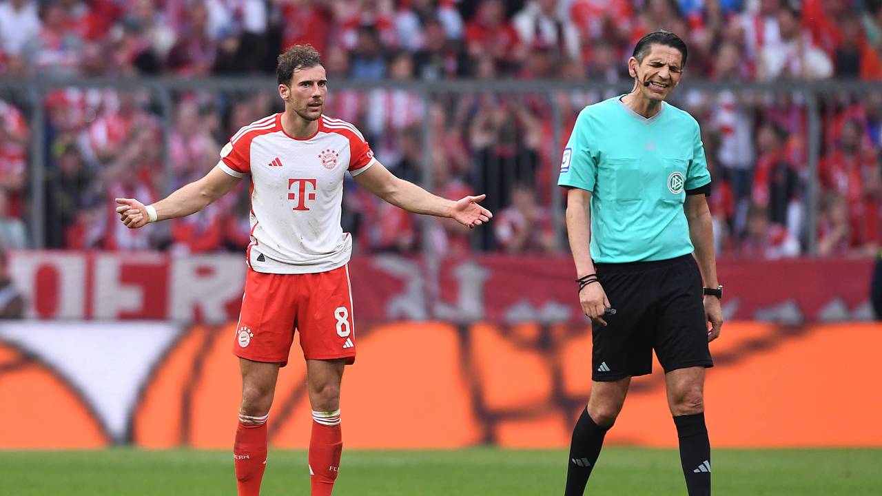 Leon Goretzka vom FC Bayern beschwert sich bei Schiedsrichter Deniz Aytekin.