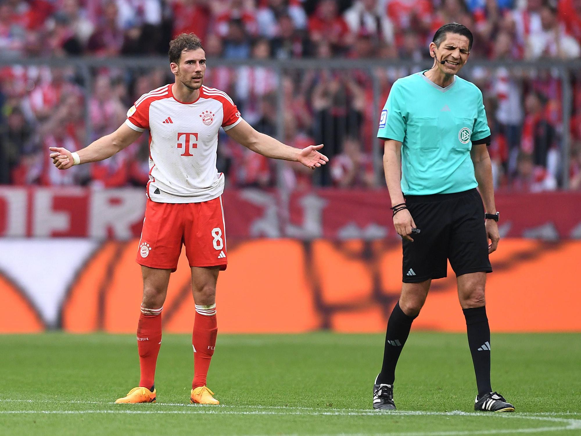 Leon Goretzka vom FC Bayern beschwert sich bei Schiedsrichter Deniz Aytekin.