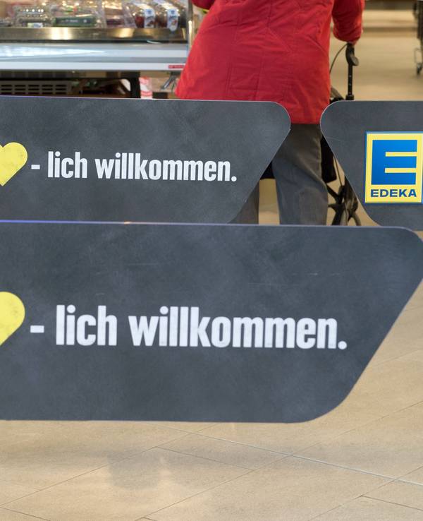 „Herzlich willkommen“ steht in Berlin am Eingang einer Edeka-Filiale am Tempelhofer Damm, hier im März 2017.