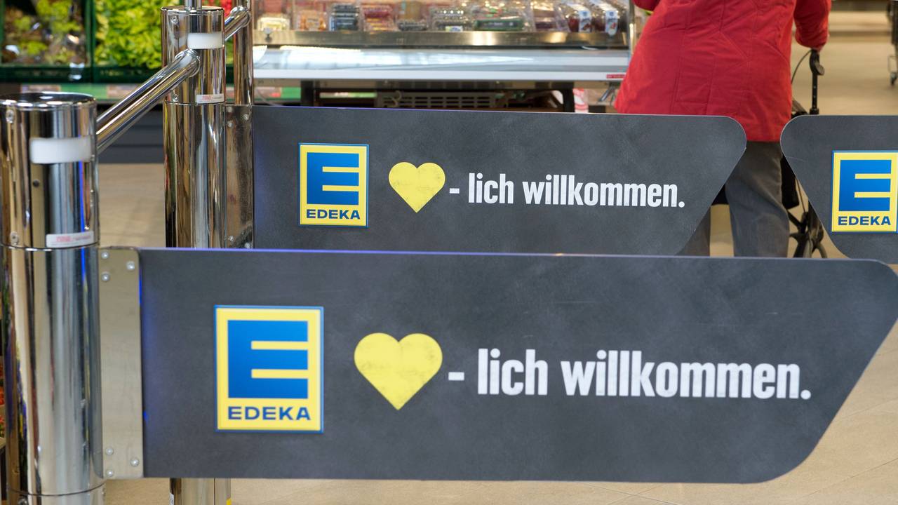 „Herzlich willkommen“ steht in Berlin am Eingang einer Edeka-Filiale am Tempelhofer Damm, hier im März 2017.