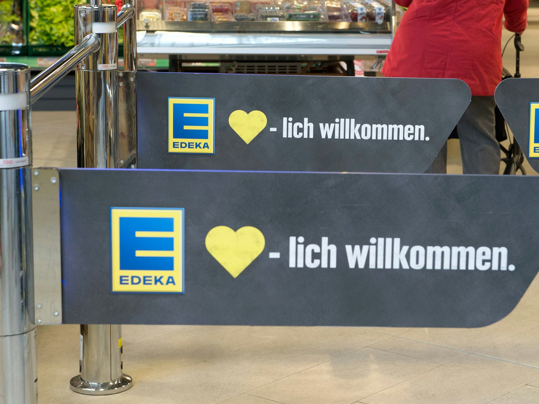 „Herzlich willkommen“ steht am Eingang einer Edeka-Filiale.