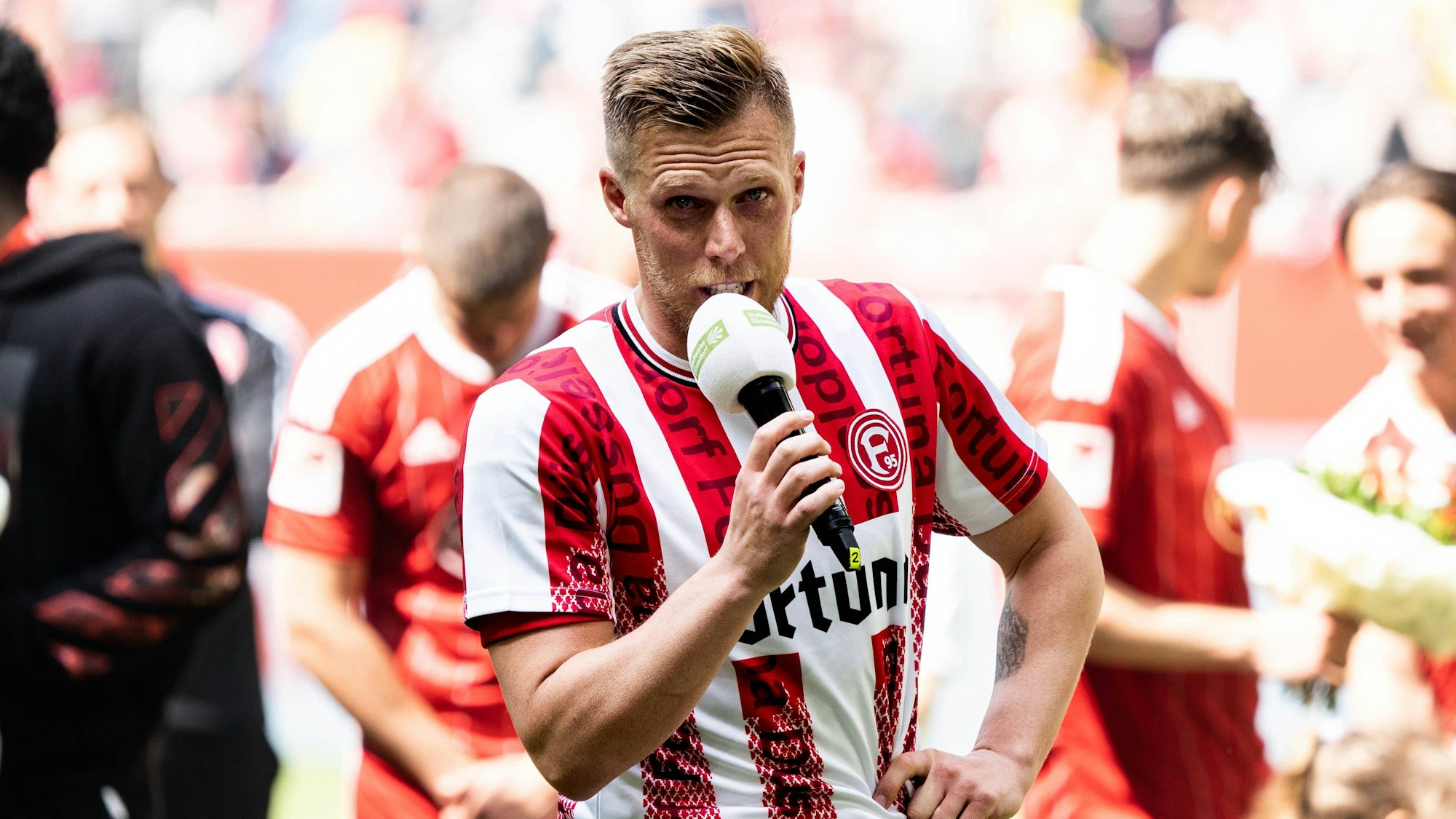 Rouwen Hennings spricht bei seiner Verabschiedung ins Mikrofon.