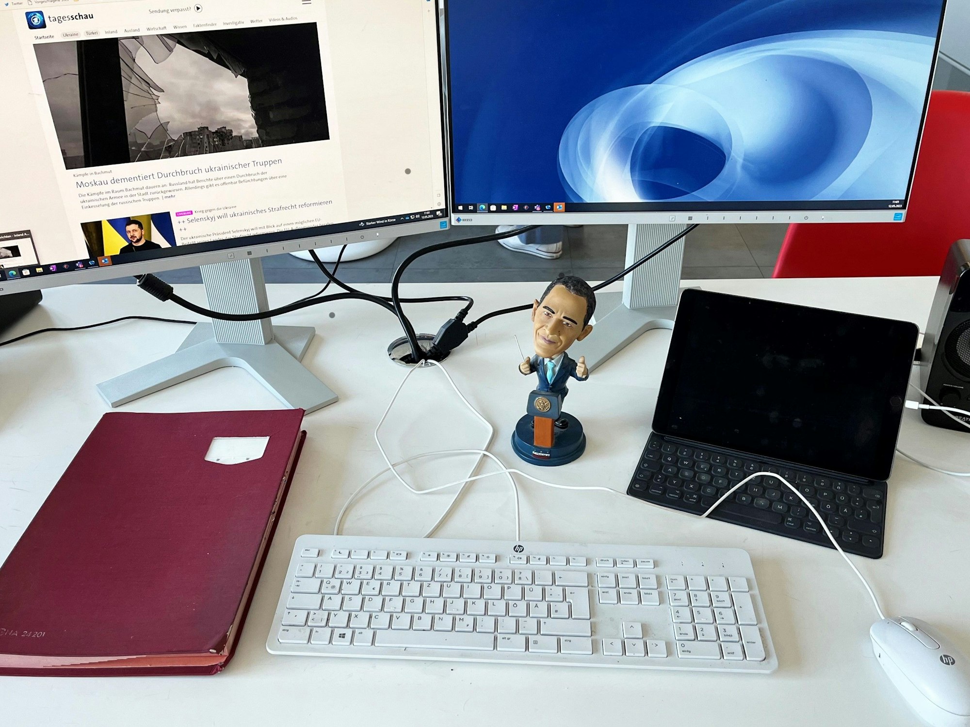 Auf dem Schreibtisch von Tina Hassel steht eine Obama-Figur.