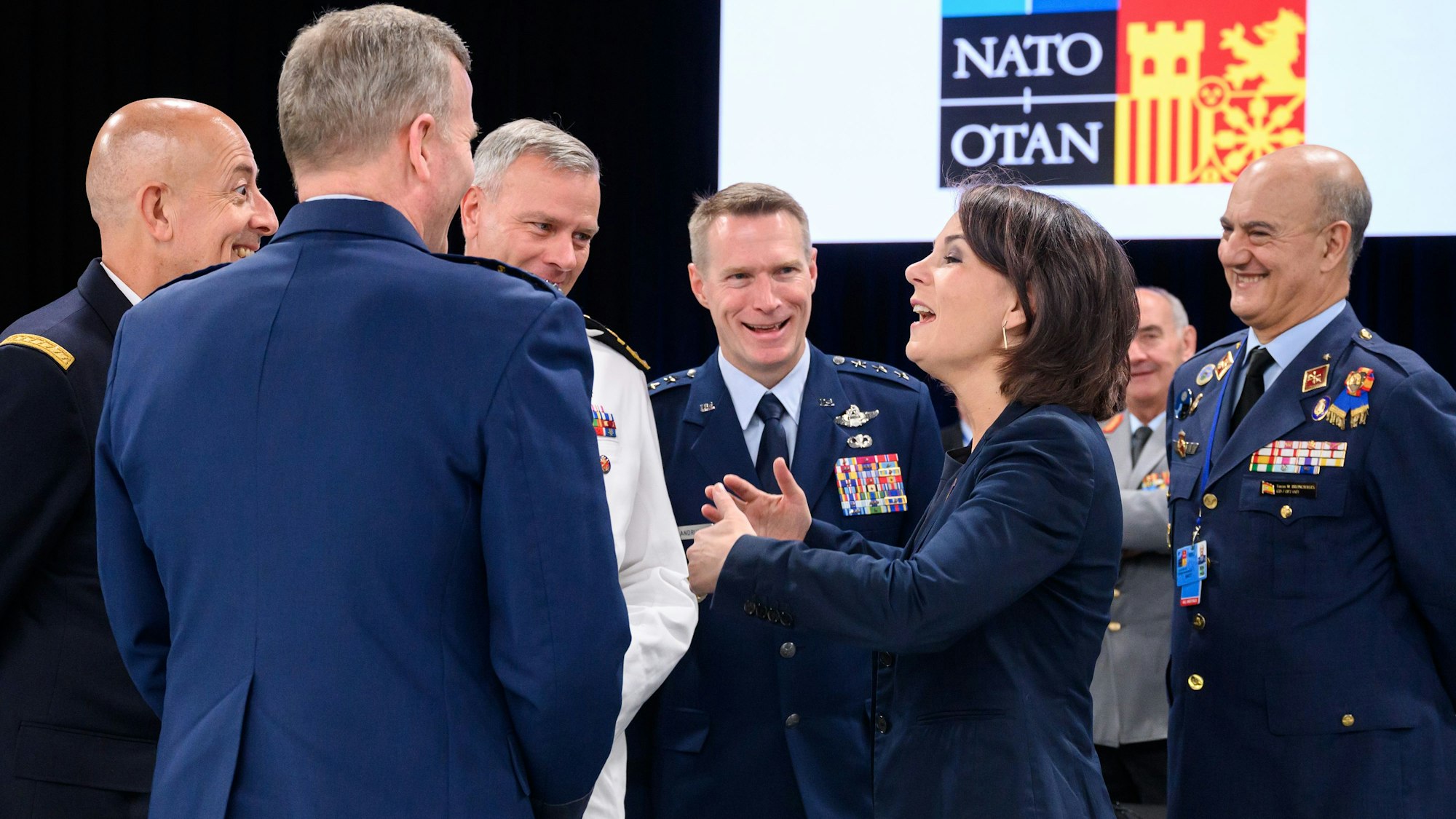 Außenministerin Annalena Baerbock (Grüne) unterhält sich beim Nato-Gipfel im Juni 2022 in Madrid mit den ranghöchsten Nato-Generälen