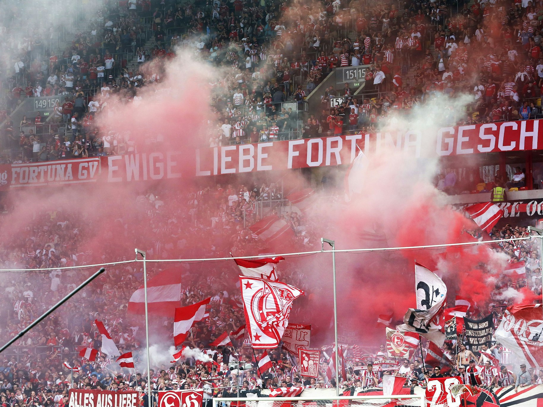 Die Düsseldorfer Fans zünden vor Spielbeginn bengalische Fackeln.