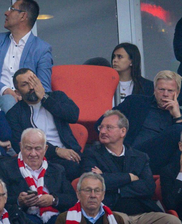 Hasan Salihamidzic und Oliver Kahn leiden mit dem FC Bayern München auf der Tribüne.