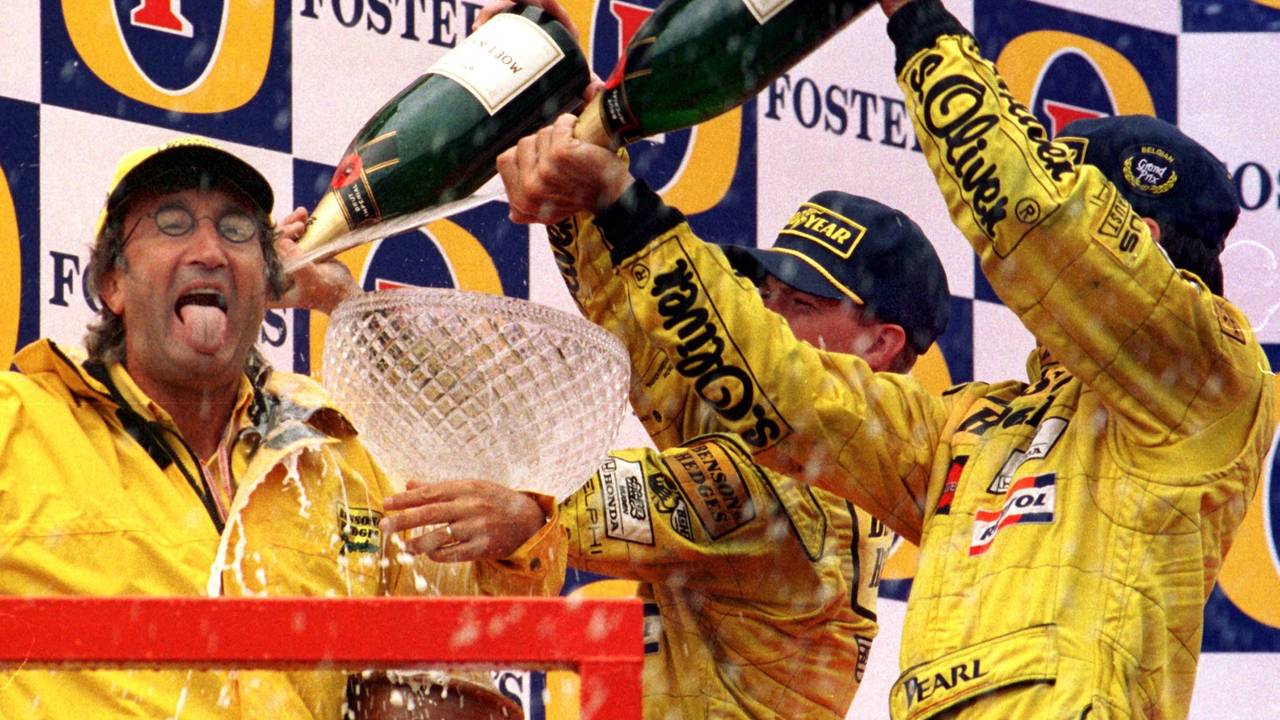 Eddie Jordan (l) genießt eine Sektdusche von seinen Fahrern Damon Hill (r) und Ralf Schumacher (M).