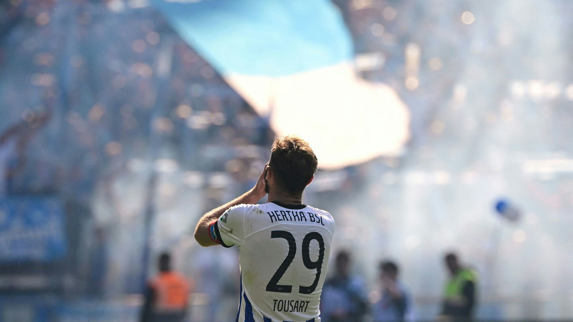 Herthas Lucas Tousart ist nach dem Abstieg fassungslos.