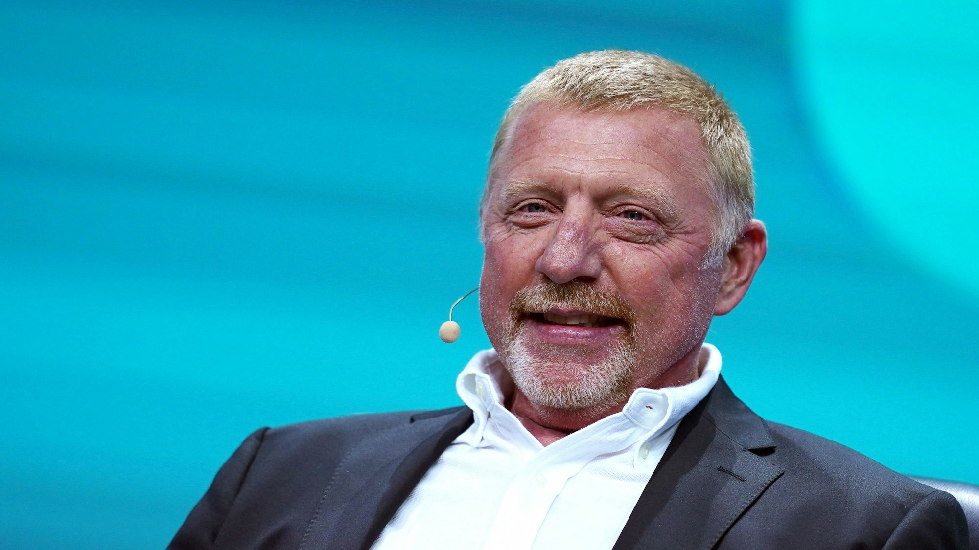 Boris Becker, ehemaliger Tennis-Spieler, sitzt auf der Bühne der Digital-Messe OMR in den Messehallen.