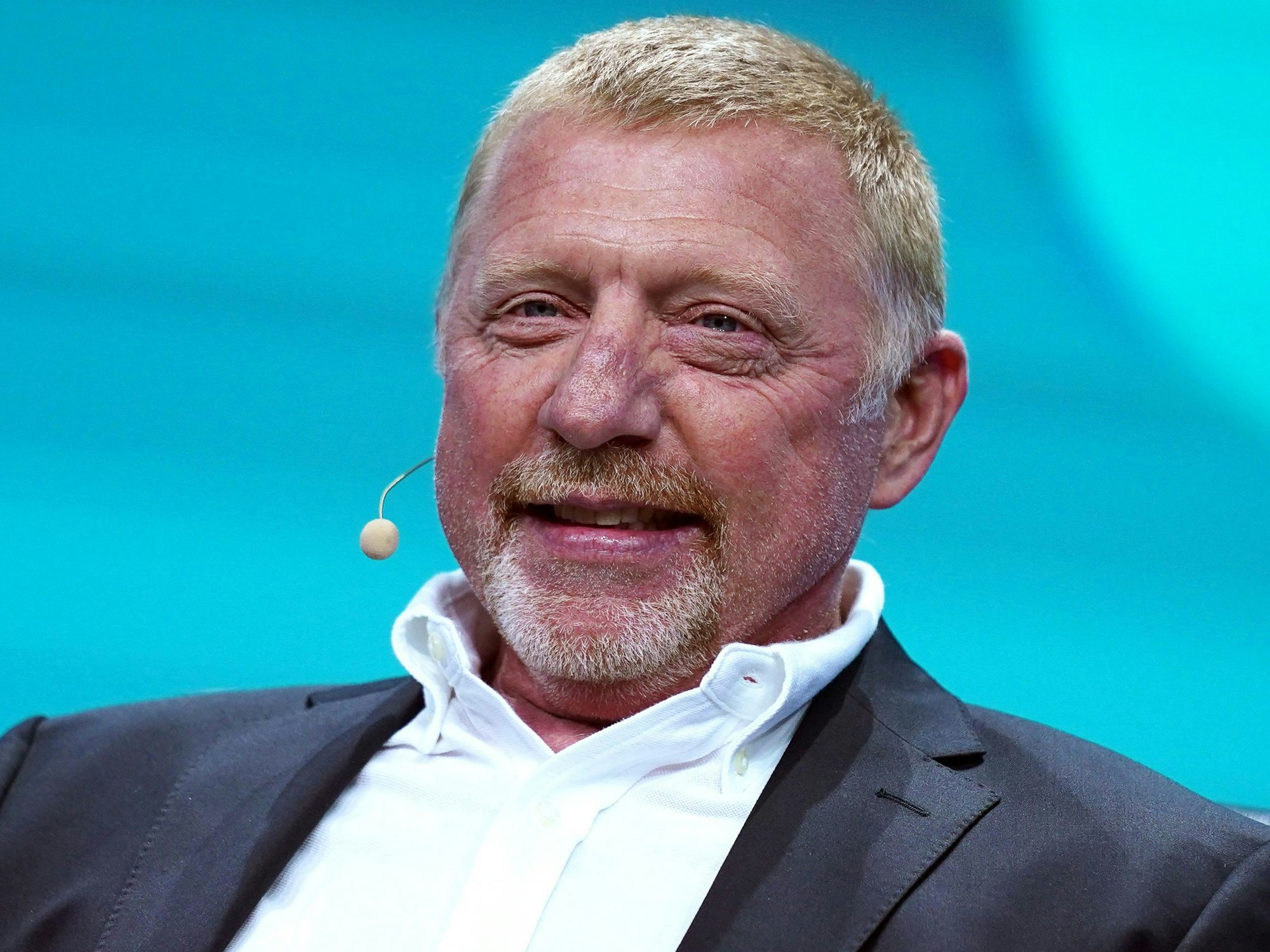 Boris Becker sitzt auf der Bühne der Digital-Messe OMR in den Messehallen.