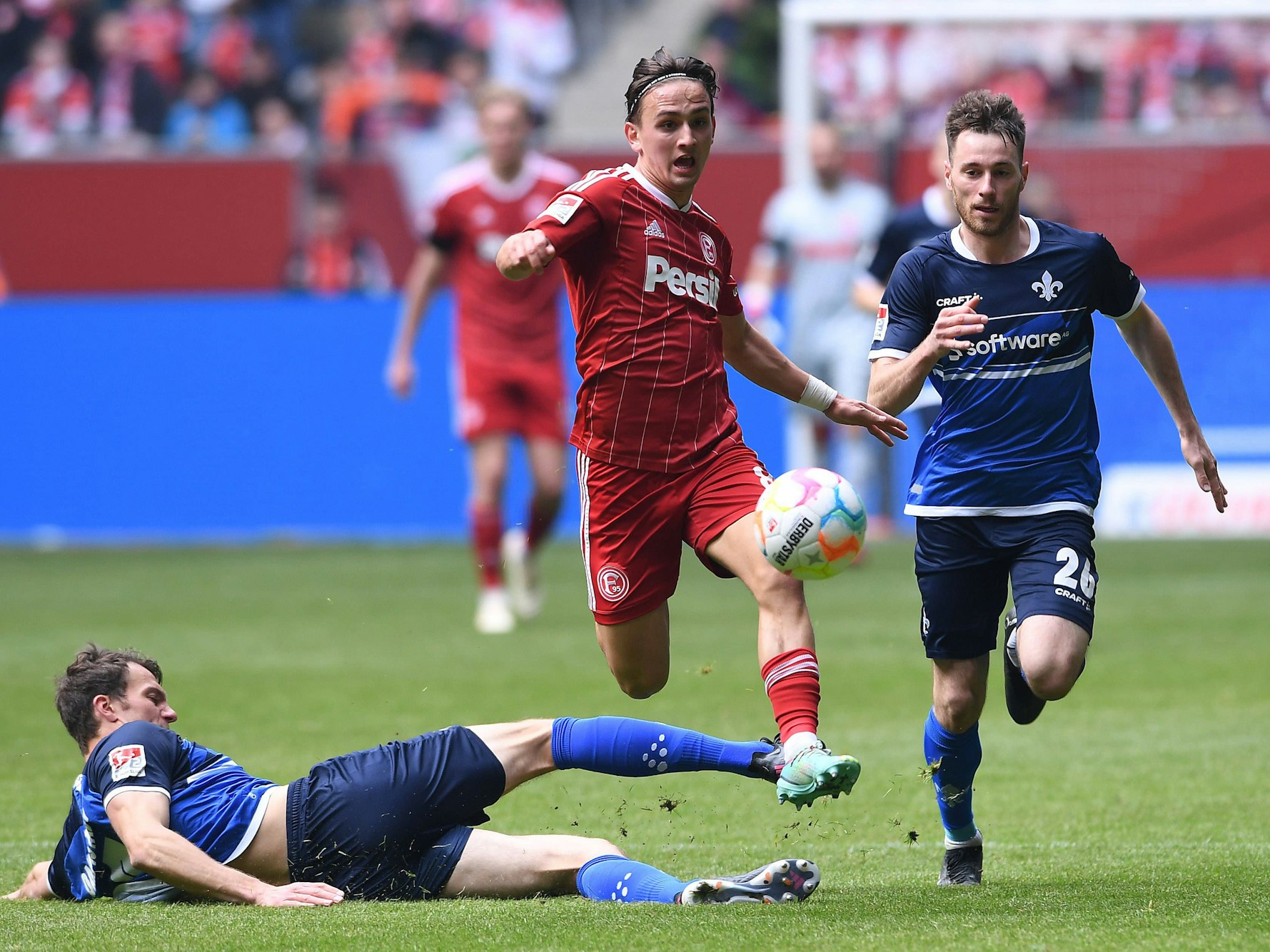 Michal Karbownik führt den Ball im Spiel gegen Darmstadt 98.