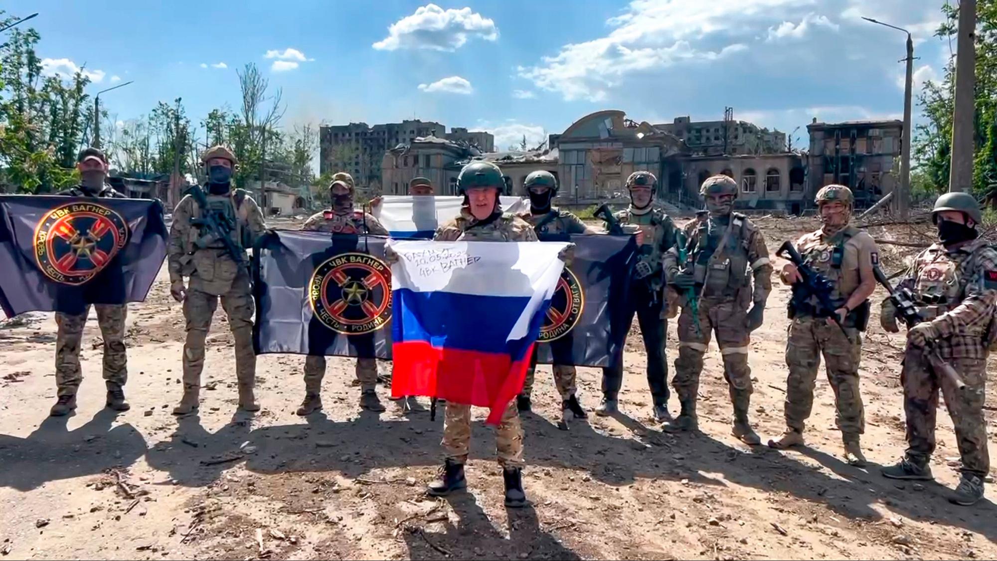 Auf diesem vom Prigozhin-Pressedienst via AP veröffentlichten Foto spricht Jewgeni Prigoschin (Mitte), der Chef des Militärunternehmens Wagner Group, mit einer russischen Nationalfahne in der Hand vor seinen Soldaten.