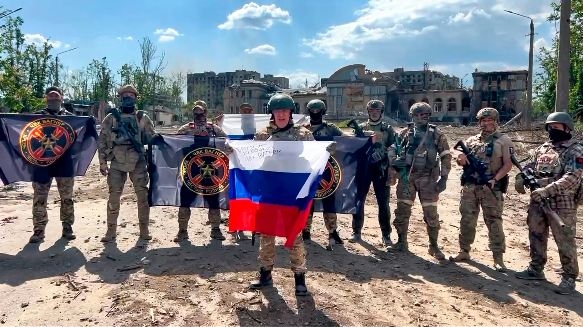Auf diesem vom Prigozhin-Pressedienst via AP veröffentlichten Foto spricht Jewgeni Prigoschin (Mitte), der Chef des Militärunternehmens Wagner Group, mit einer russischen Nationalfahne in der Hand vor seinen Soldaten.