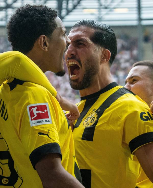 FC Augsburg gegen Borussia Dortmund: Donyell Malen (l-r), Sebastian Haller, Emre Can und Raphael Guerreiro jubeln über das BVB-Tor.