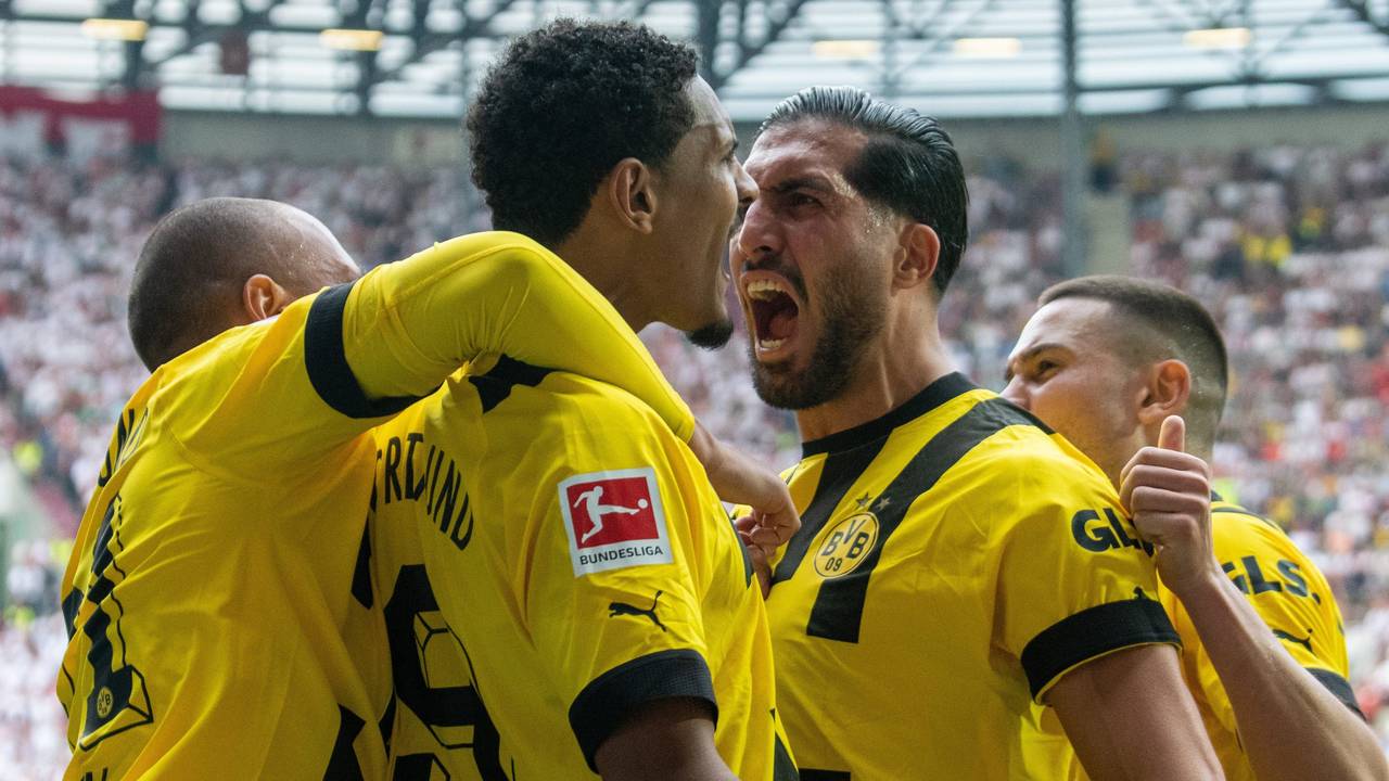 FC Augsburg gegen Borussia Dortmund: Donyell Malen (l-r), Sebastian Haller, Emre Can und Raphael Guerreiro jubeln über das BVB-Tor.