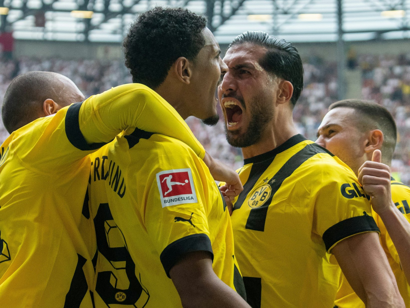 FC Augsburg gegen Borussia Dortmund: Donyell Malen (l-r), Sebastian Haller, Emre Can und Raphael Guerreiro jubeln über das BVB-Tor.