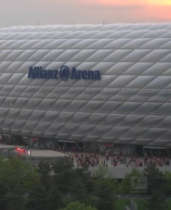 Außenaufnahme der Allianz Arena, die schon vor dem Schlusspfiff Tausende Fans verlassen.