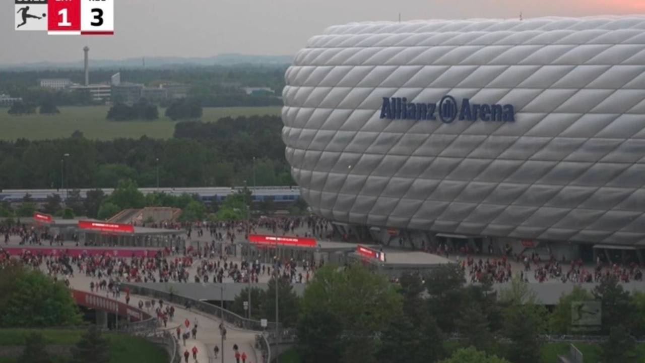 Außenaufnahme der Allianz Arena, die schon vor dem Schlusspfiff Tausende Fans verlassen.