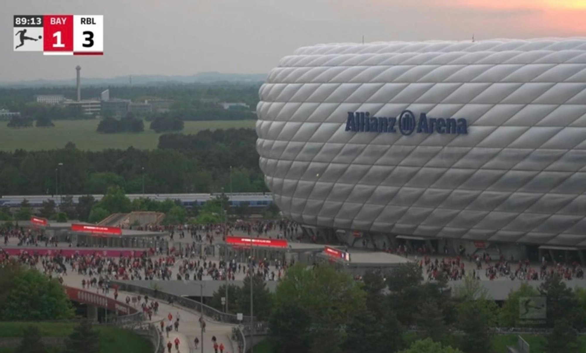 Außenaufnahme der Allianz Arena, die schon vor dem Schlusspfiff Tausende Fans verlassen.