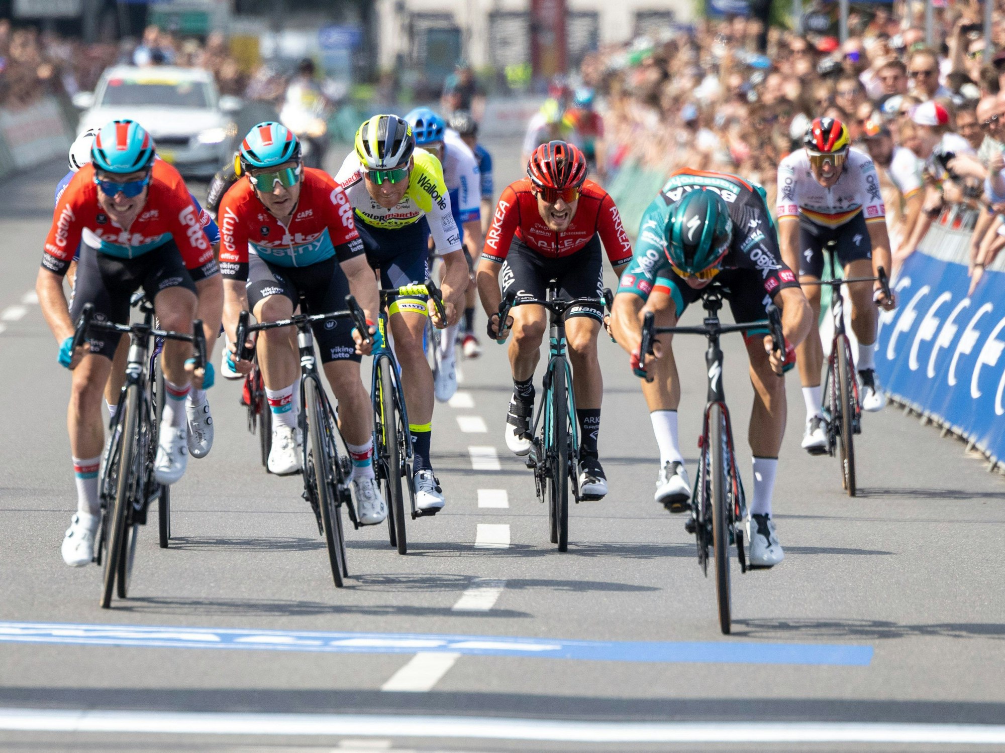 Der Niederländer Danny van Poppel vom Team Bora-hansgrohe (r) siegt bei Rund um Köln 2023.