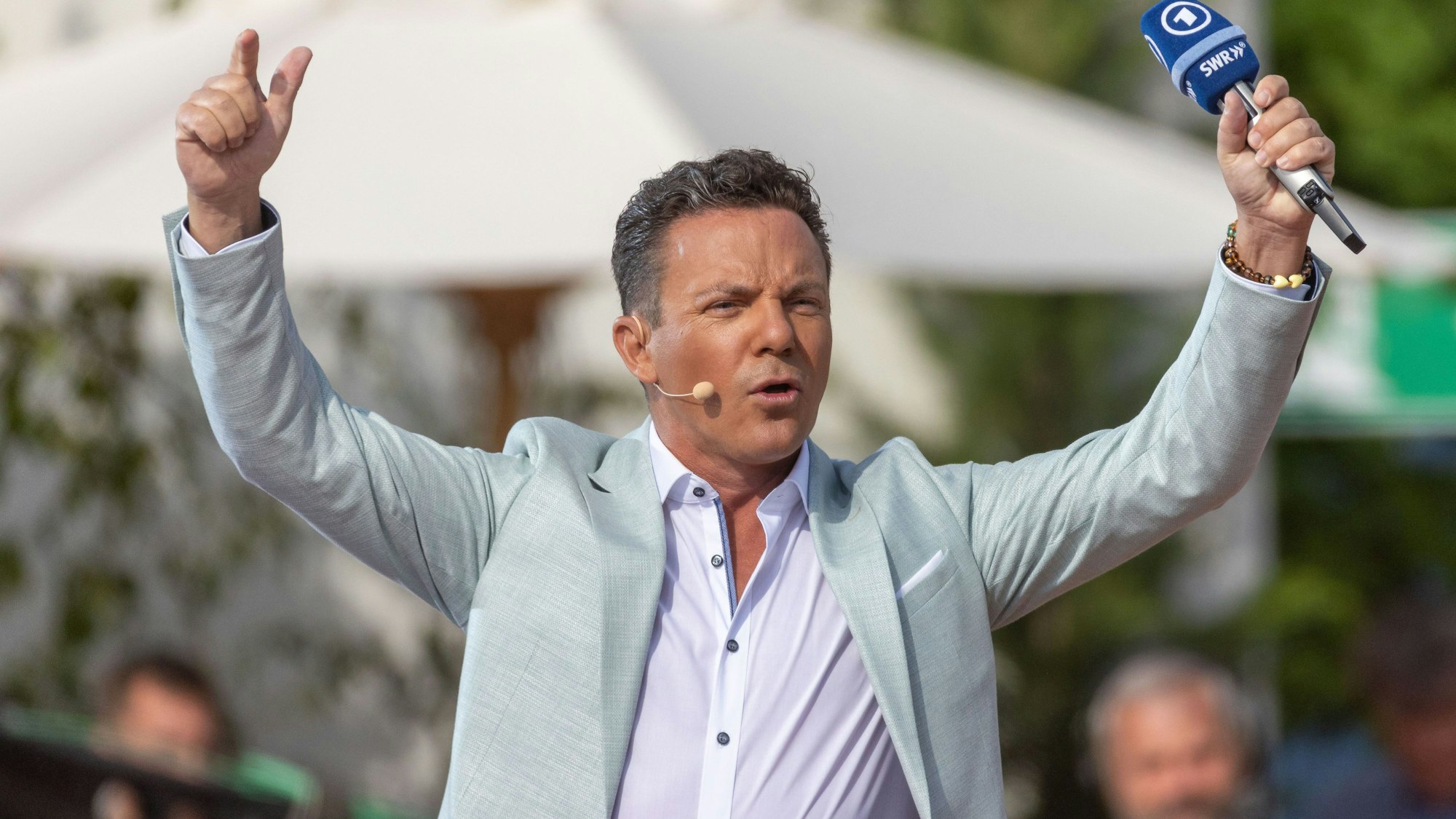 Moderator Stefan Mross steht während der Live-Übertragung der ARD-Sendung „Immer wieder sonntags“ (7. Mai 2023) im Europa-Park in Rust.