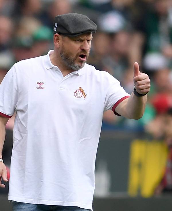 Steffen Baumgart hebt den Daumen im Spiel gegen Werder Bremen.