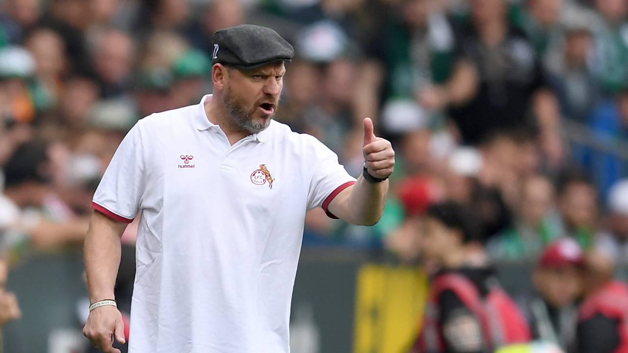 Steffen Baumgart hebt den Daumen im Spiel gegen Werder Bremen.