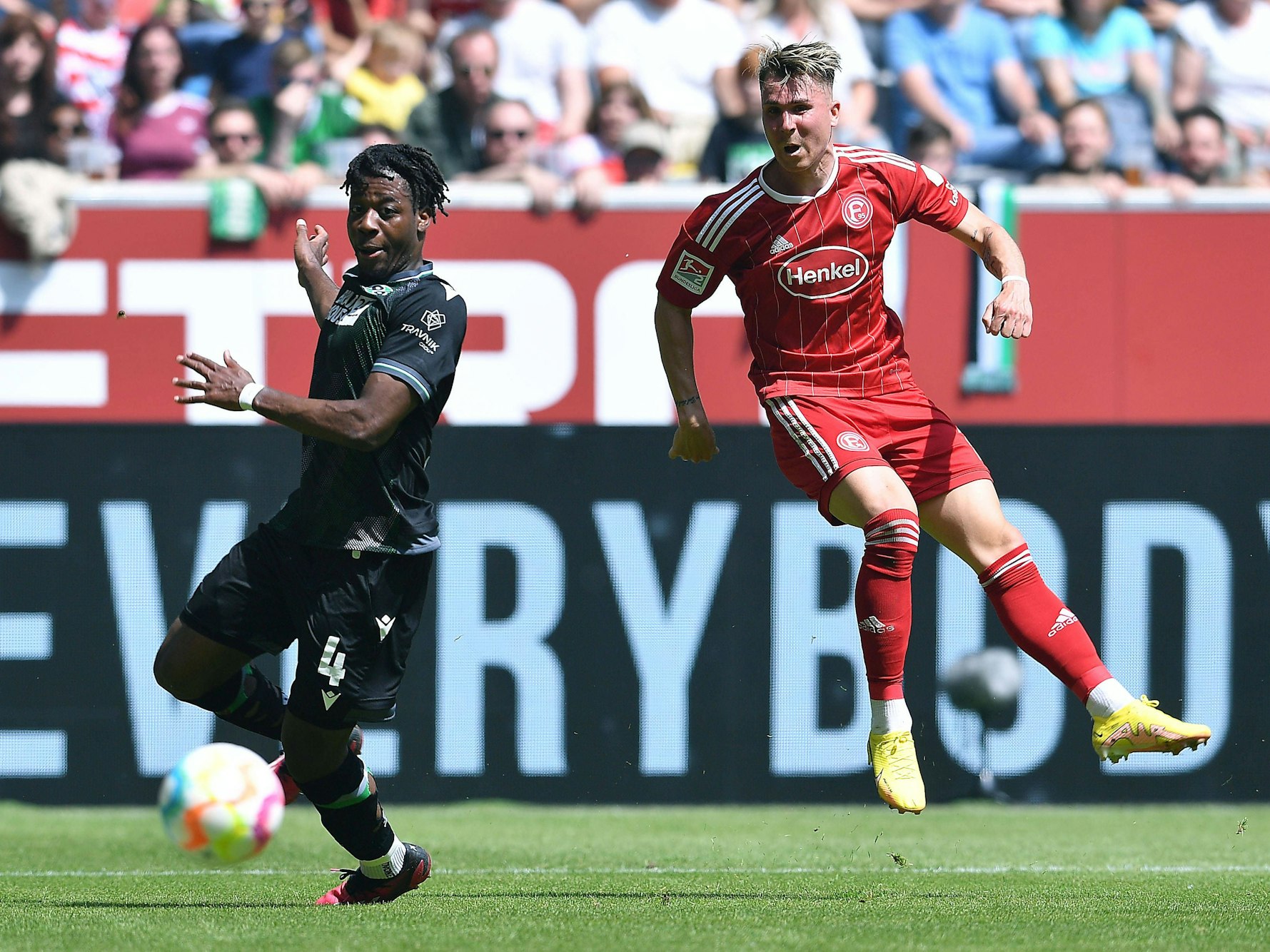 Felix Klaus und Bright Arrey-Mbi im zweikampf