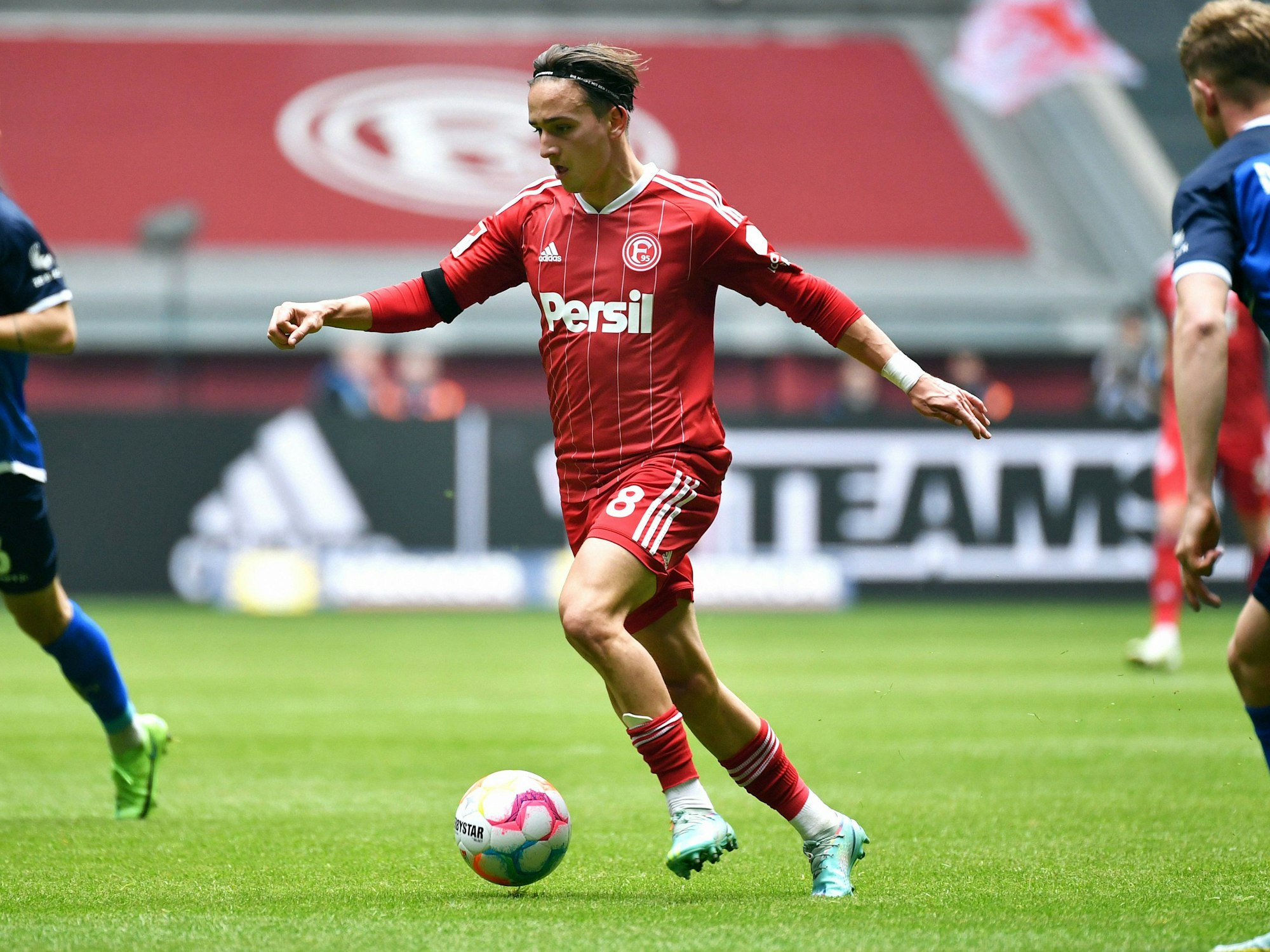 Michal Karbownik führt den Ball im Spiel gegen Darmstadt 98.