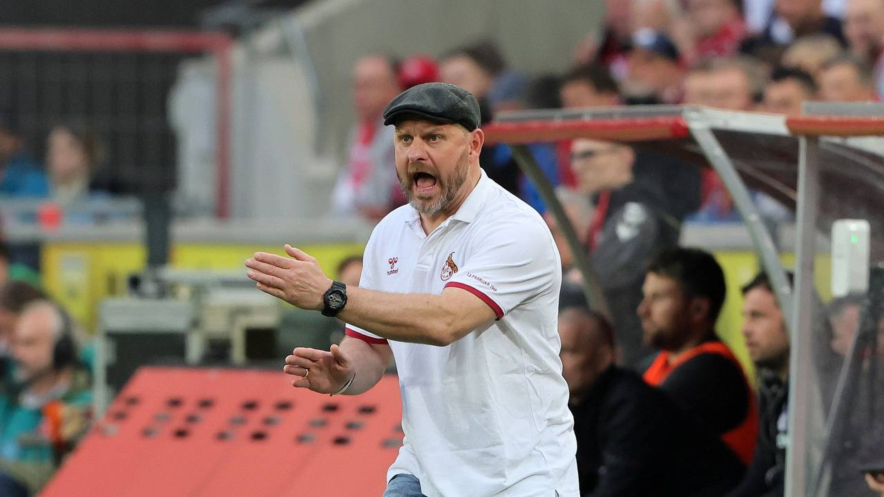 Steffen Baumgart dirigiert beim Heimspiel des 1. FC Köln gegen Hertha BSC.