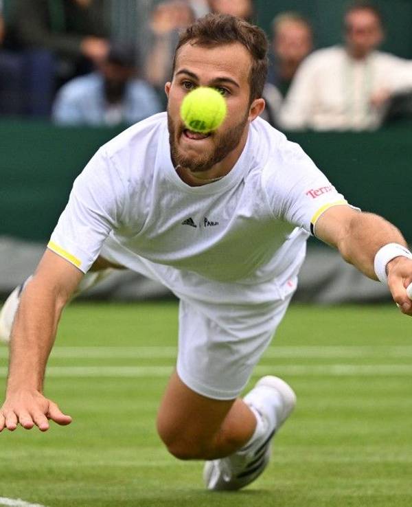 Hugo Gaston hechtet in Wimbledon zum Ball.