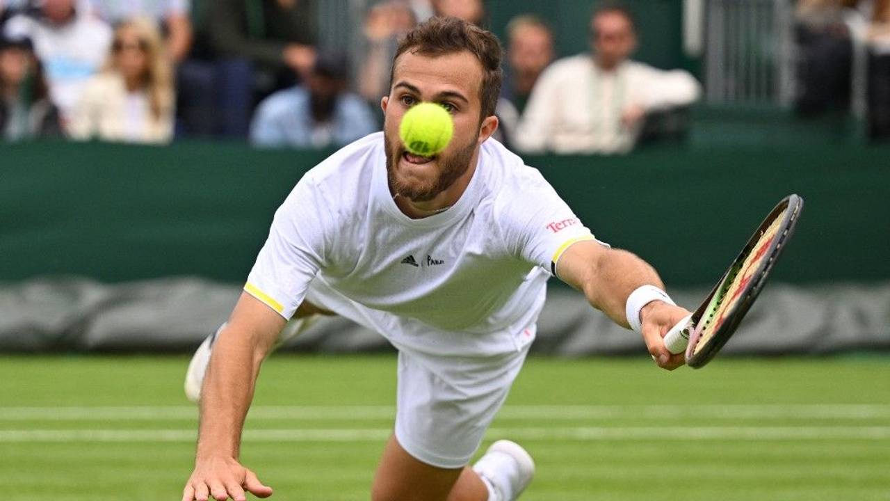 Hugo Gaston hechtet in Wimbledon zum Ball.
