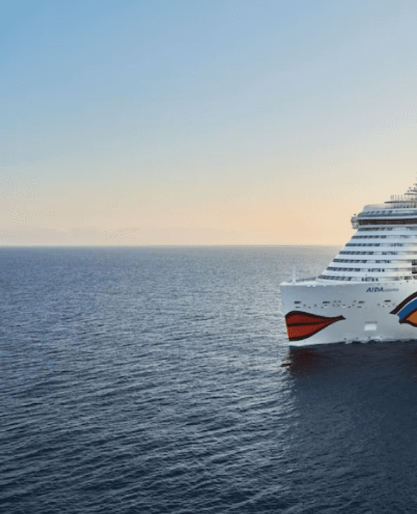 Ein Schiff der Reederei „Aida-Cruises“ auf dem offenen Meer.