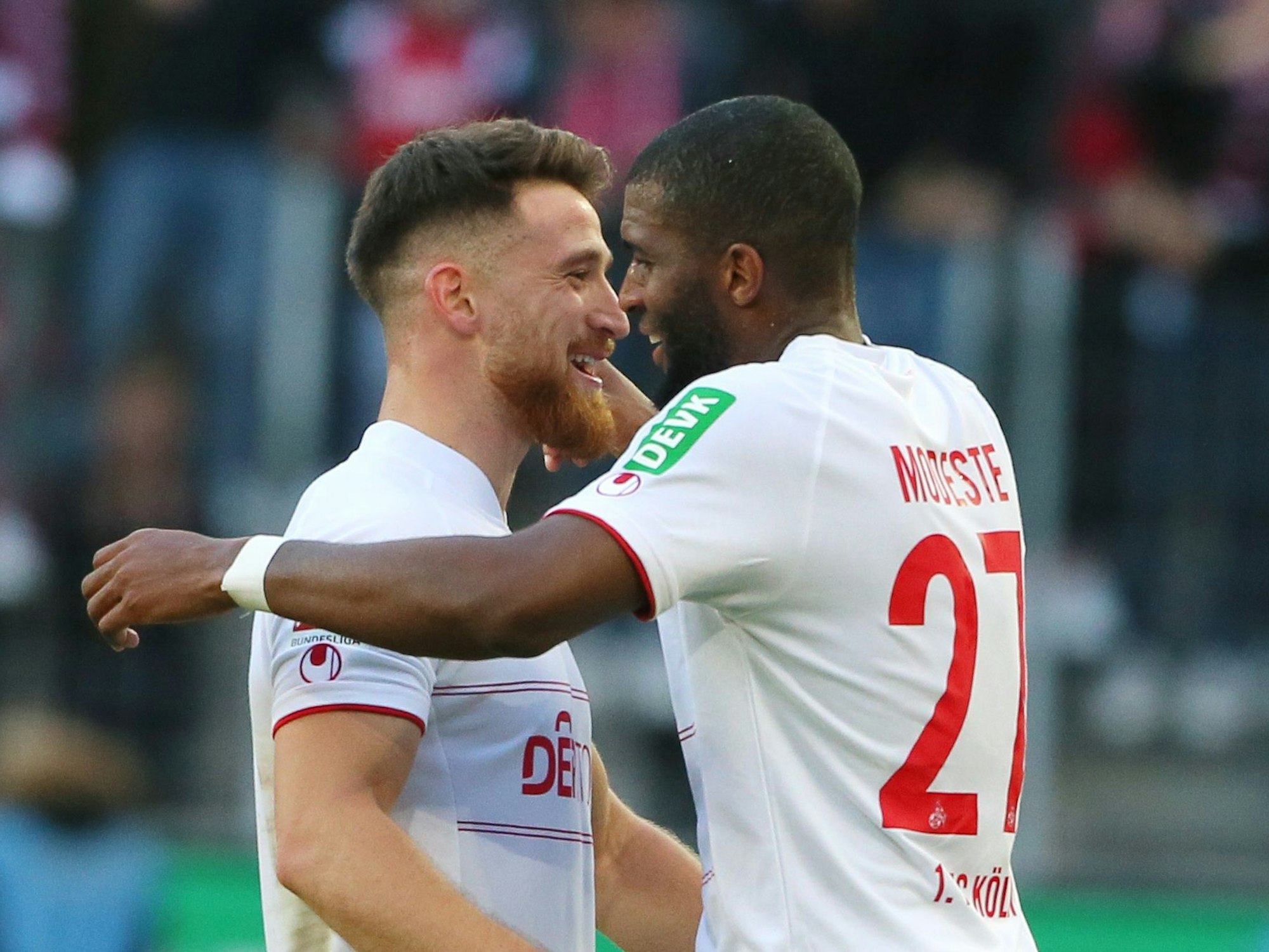 Anthony Modeste umarmt Salih Özcan.