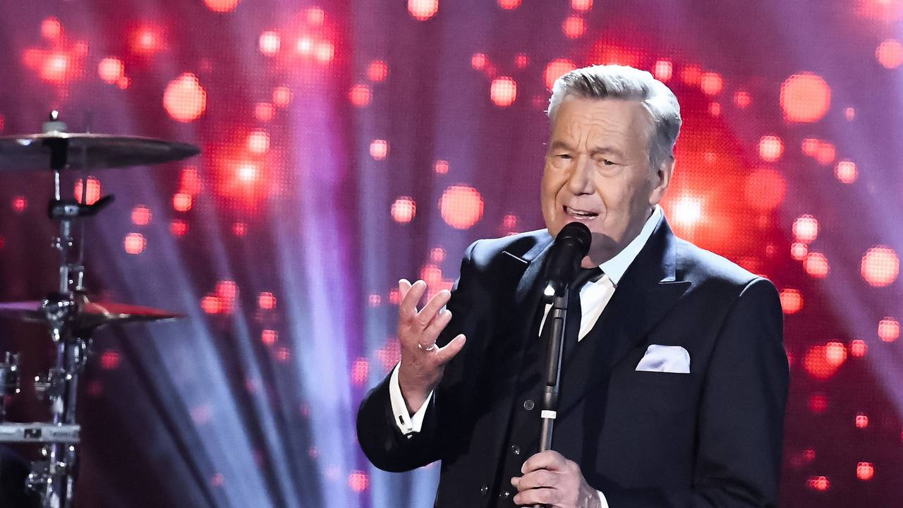 Roland Kaiser steht auf der Bühne und singt.