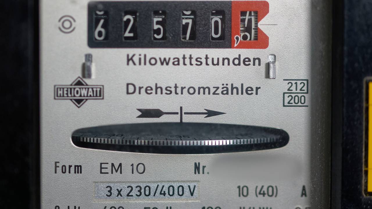 Ein Stromzähler zeigt den Stromverbrauch.