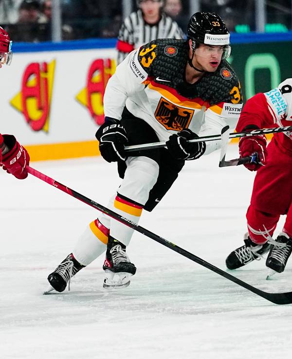 John Peterka bei der Eishockey-WM im Zweikampf mit zwei dänischen Gegenspielern.