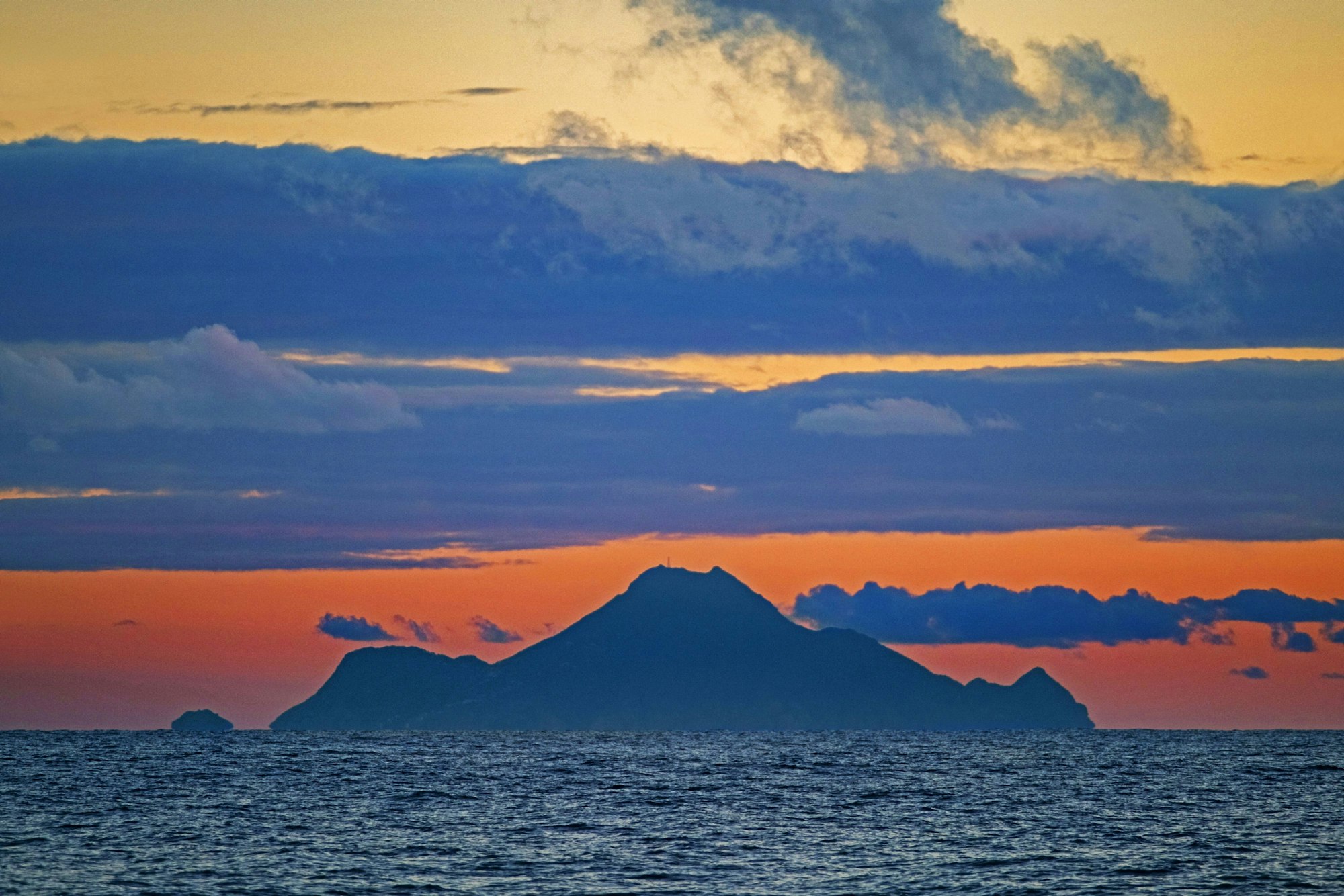 Das undatierte Foto zeigt einen Vulkan im karibischen Meer.