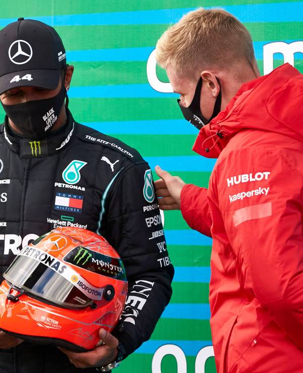 Lewis Hamilton mit einem Helm von Michael Schumacher, den er beim Eifel Grand Prix am 11. Oktober 2020 von Mick Schumacher überreicht bekam.