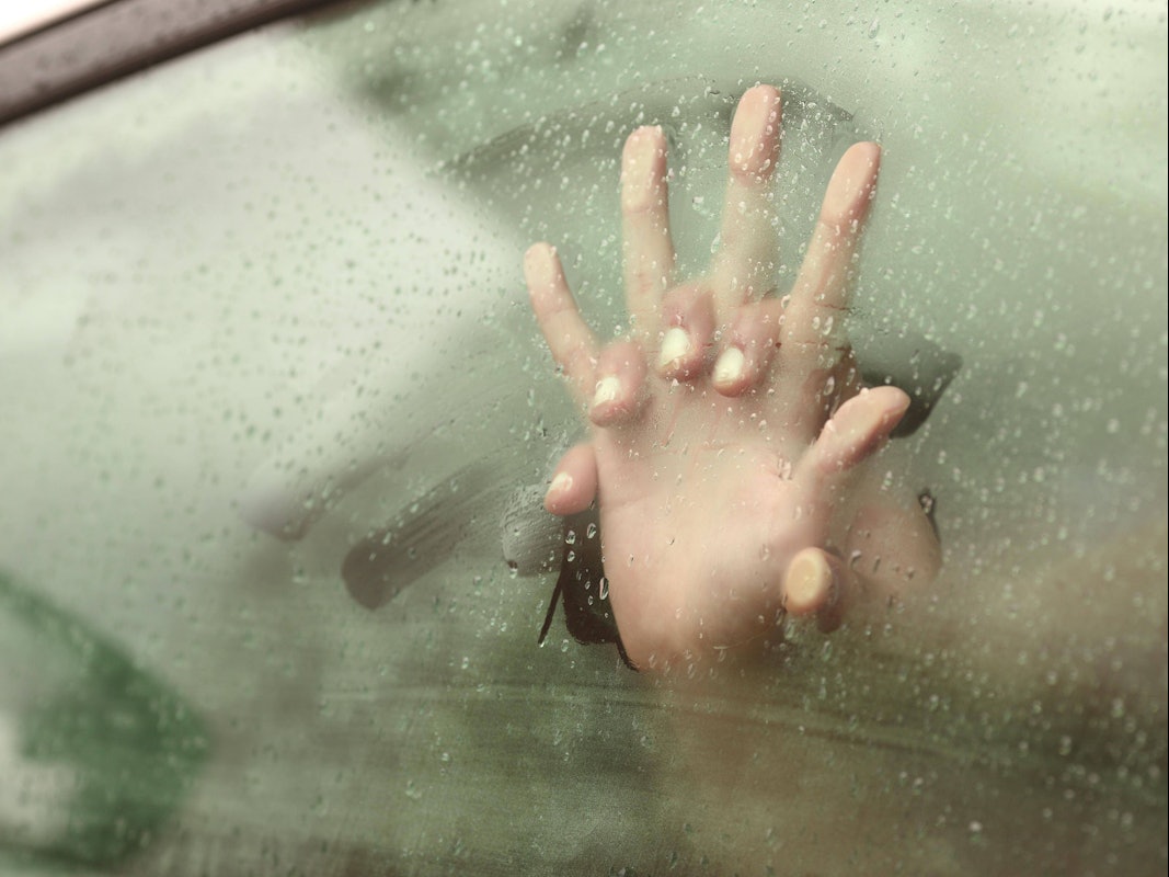 Ein Pärchen drückt seine Hände gegen eine Scheibe.