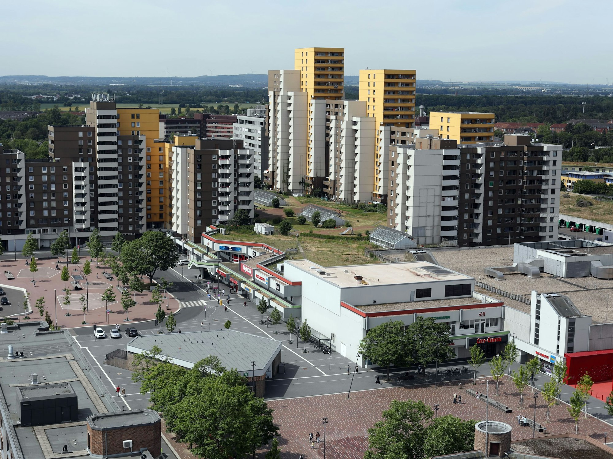 Hochhäuser prägen das Bild von Chorweiler, im Zentrum ist der Pariser Platz.
