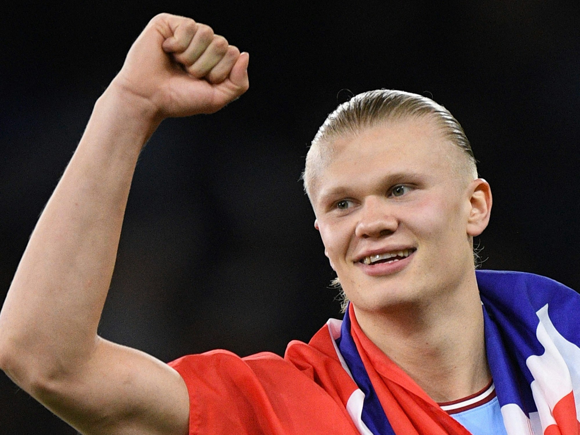 Erling Haaland jubelt in Richtung Fans.