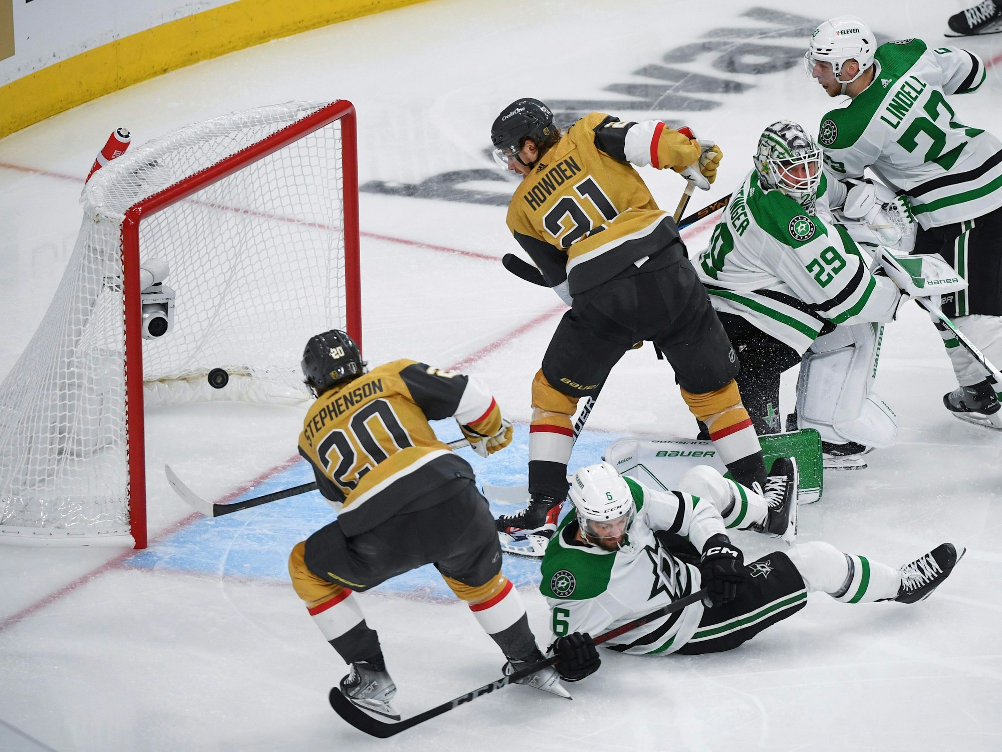 Chandler Stephenson (links) erzielt in der Verlängerung den Siegtreffer.