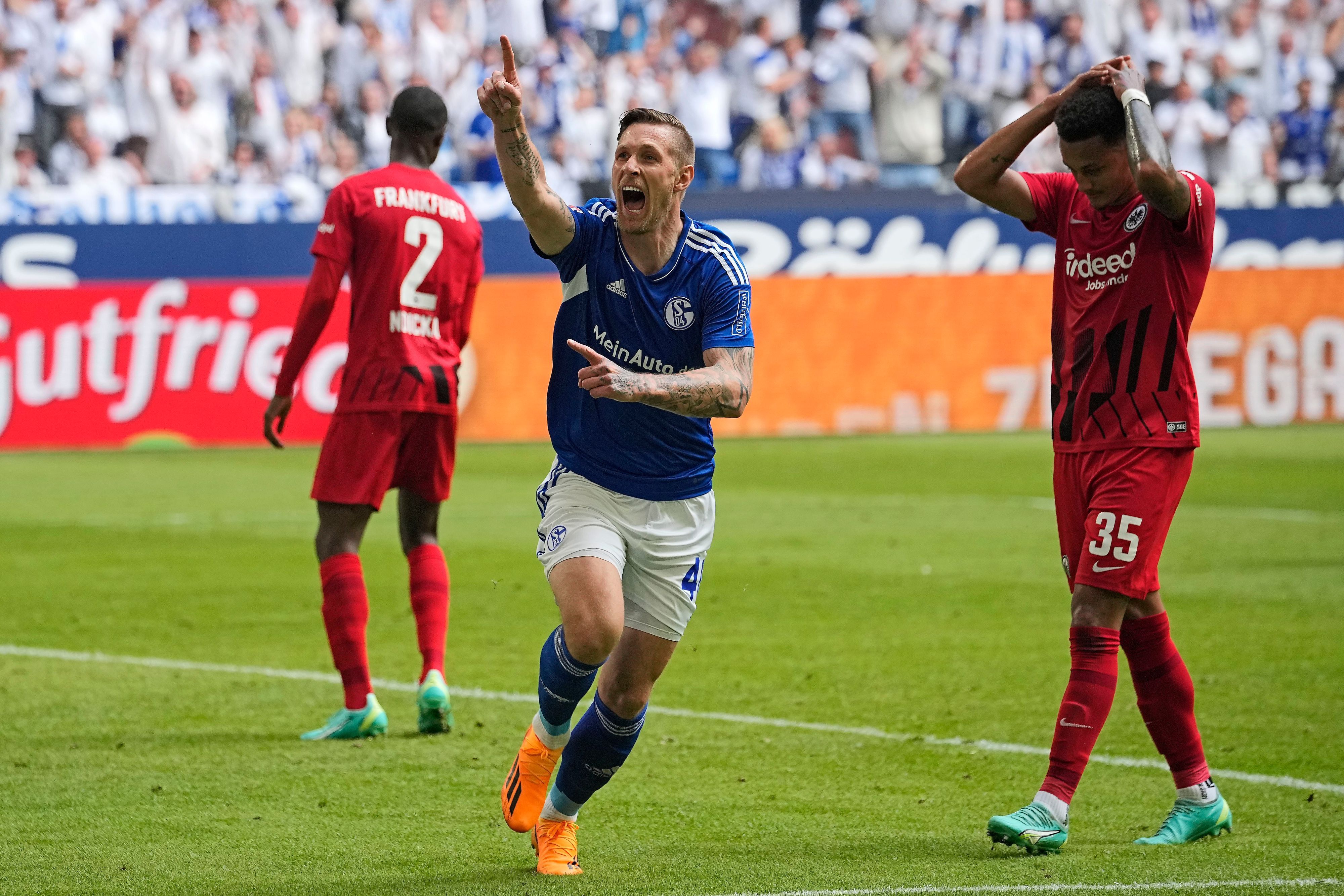 Sebastian Polter bejubelt ein Tor für Schalke 04 gegen Eintracht Frankfurt.