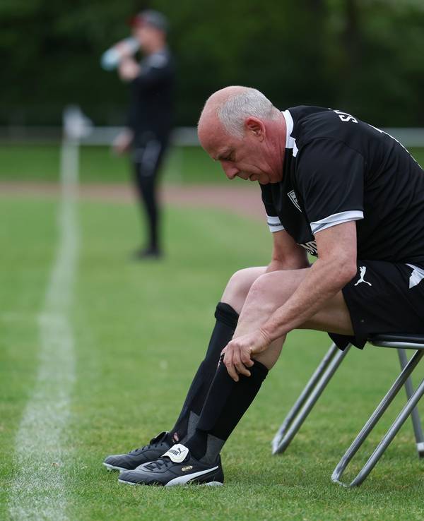 Der frühere Fußball-Nationalspieler Mario Basler zieht sich als Spielertrainer die Stutzen hoch.