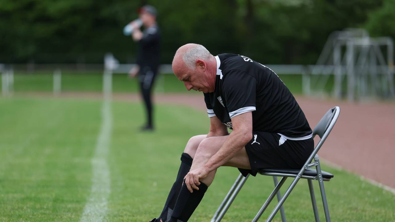 Der frühere Fußball-Nationalspieler Mario Basler zieht sich als Spielertrainer die Stutzen hoch.