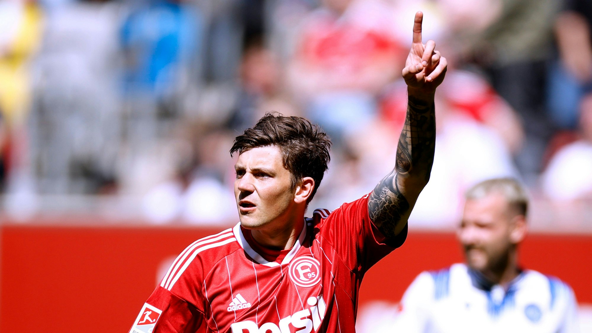 Dawid Kownacki gestikuliert im Spiel gegen den Karlsruher SC.